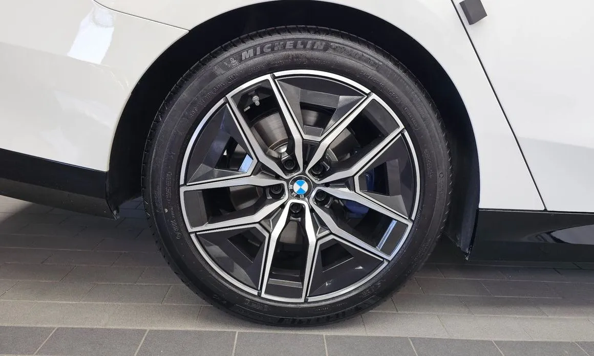 BMW 5-Series — фото 10
