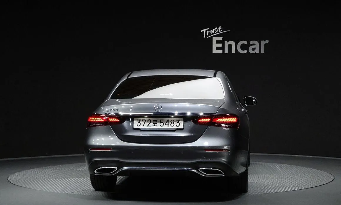 Mercedes-Benz E-Class — фото 2