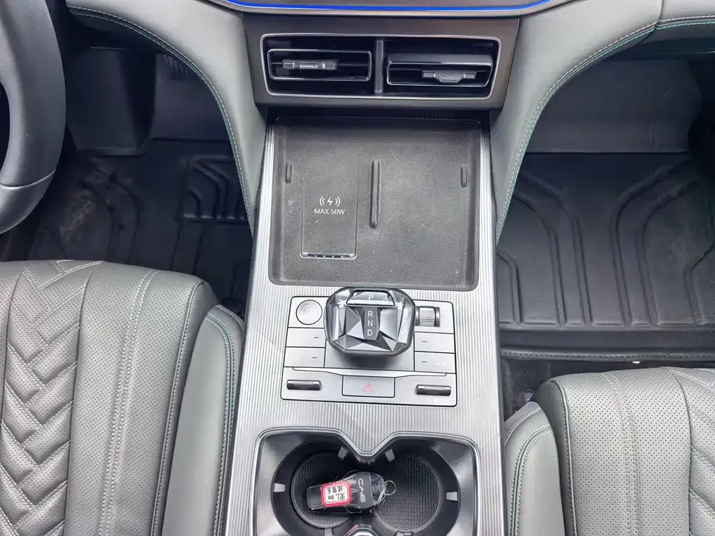 BYD L DM-i — фото 3