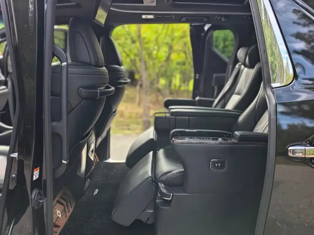 Toyota Alphard — фото 10