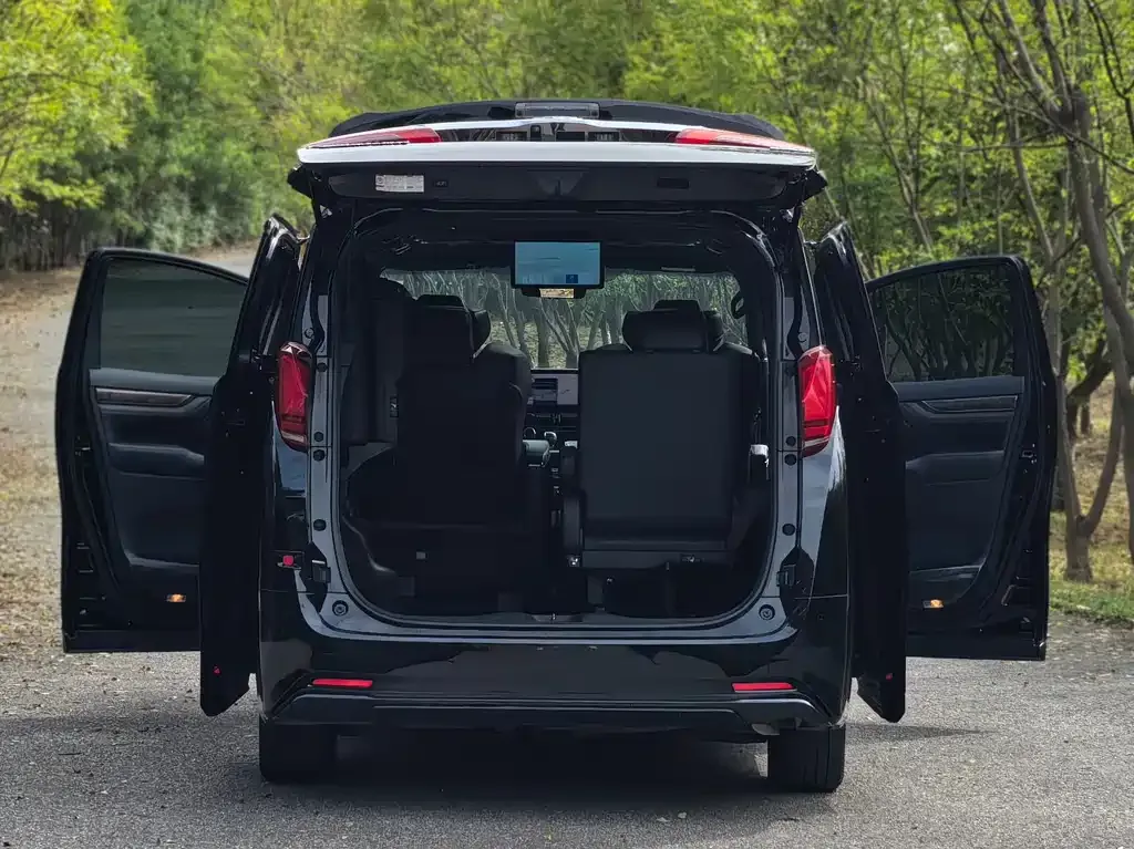 Toyota Alphard — фото 2