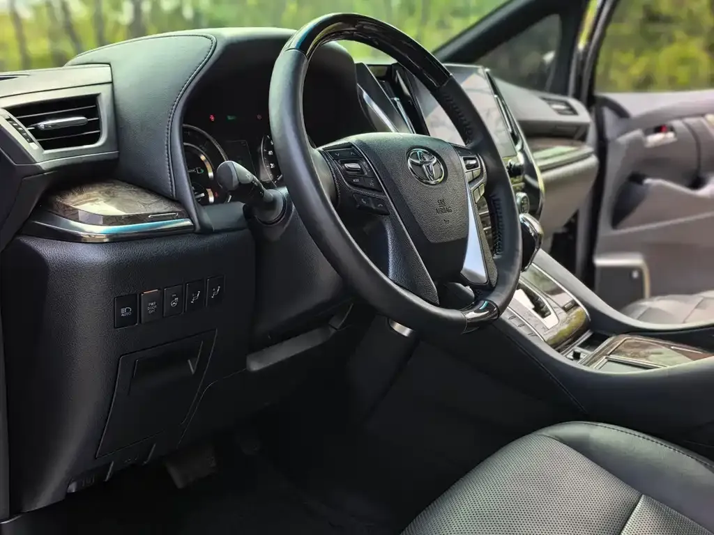 Toyota Alphard — фото 4