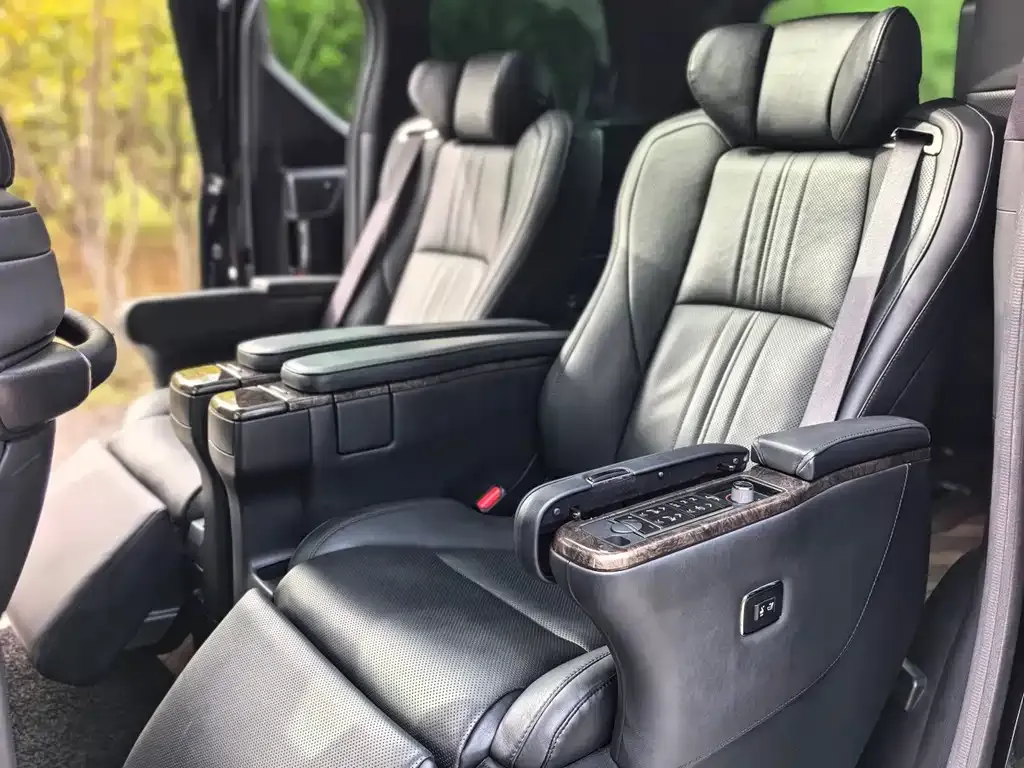 Toyota Alphard — фото 8