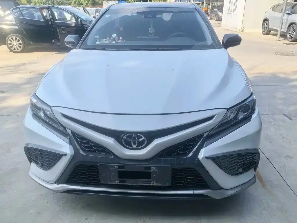 Toyota Camry — фото 1