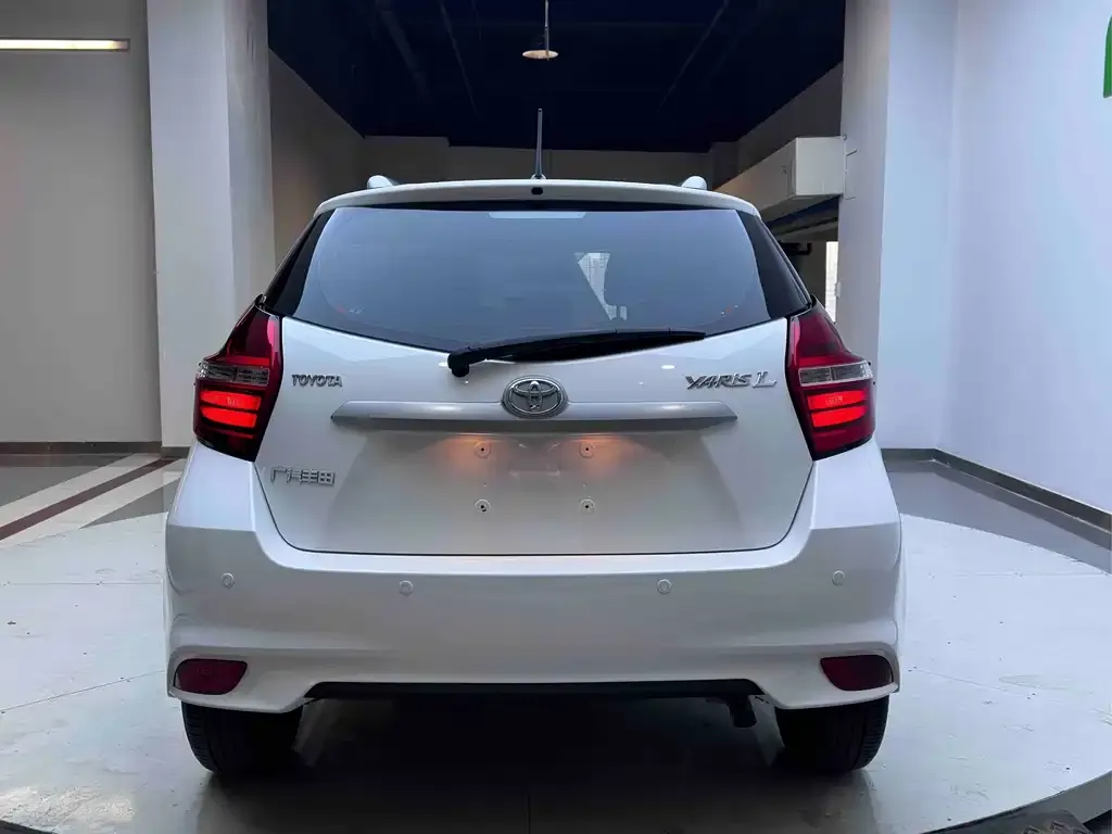 Toyota Yaris L — фото 10