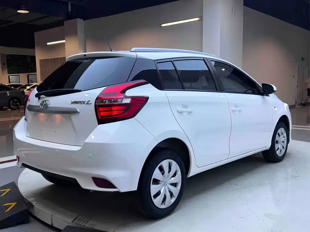 Toyota Yaris L — фото 7