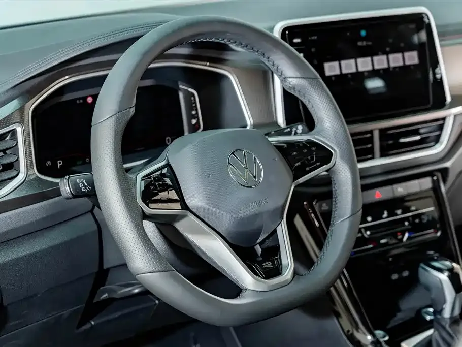 Volkswagen T-Roc — фото 8