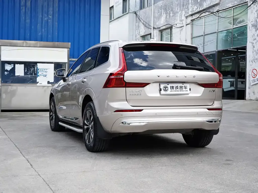 Volvo XC60 — фото 8