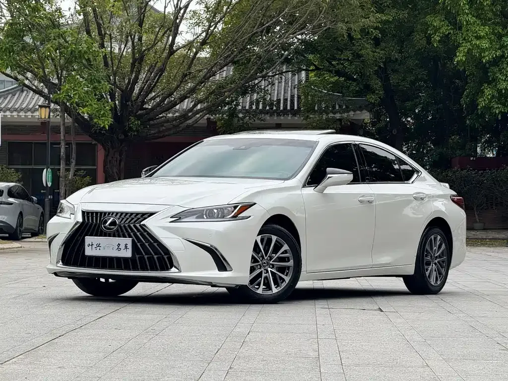 Lexus ES — фото 1