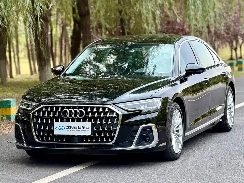 Audi A8 — фото 1