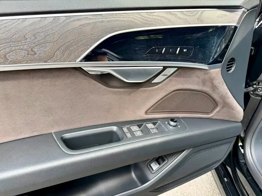 Audi A8 — фото 8