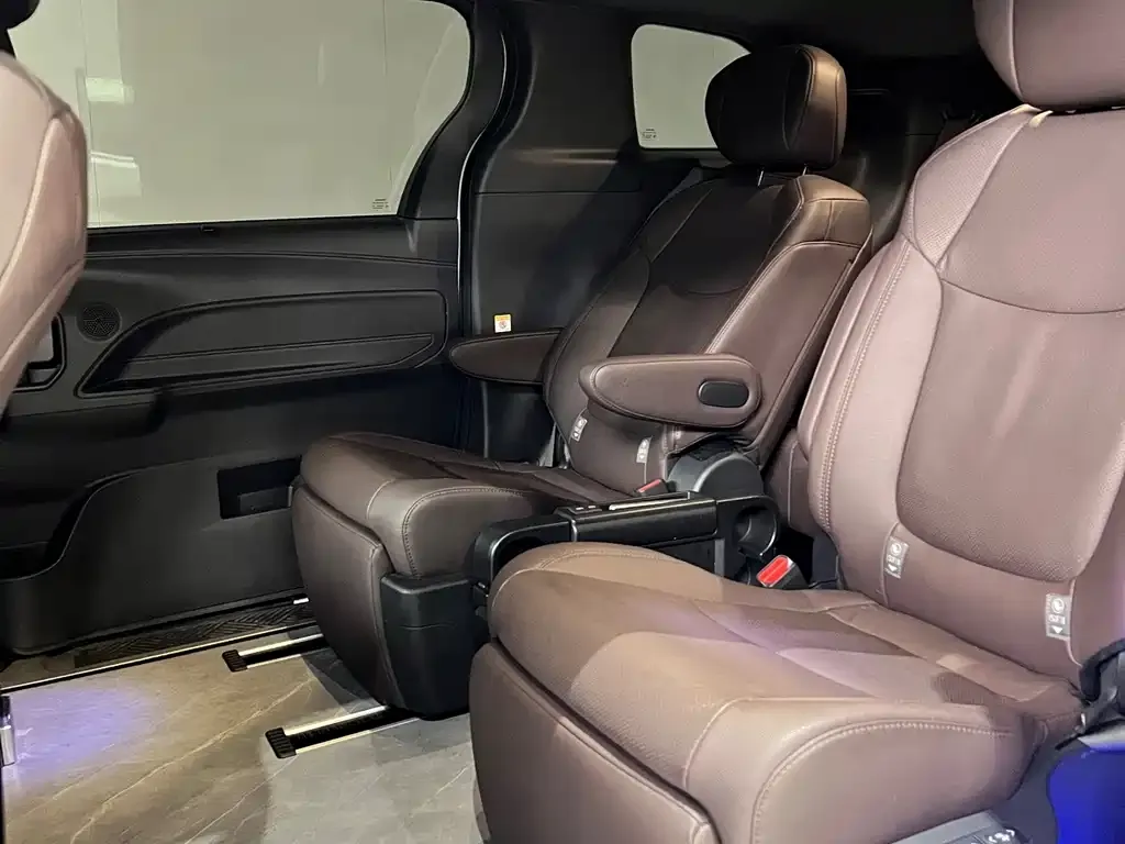 Toyota Sienna — фото 9
