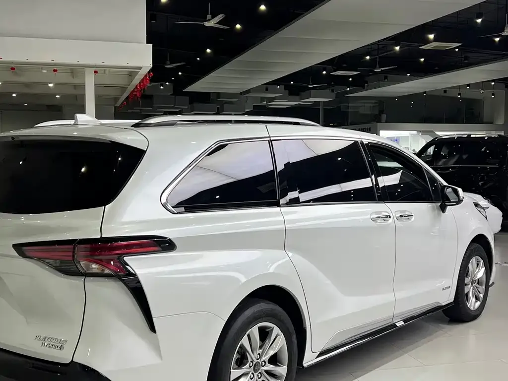 Toyota Sienna — фото 10