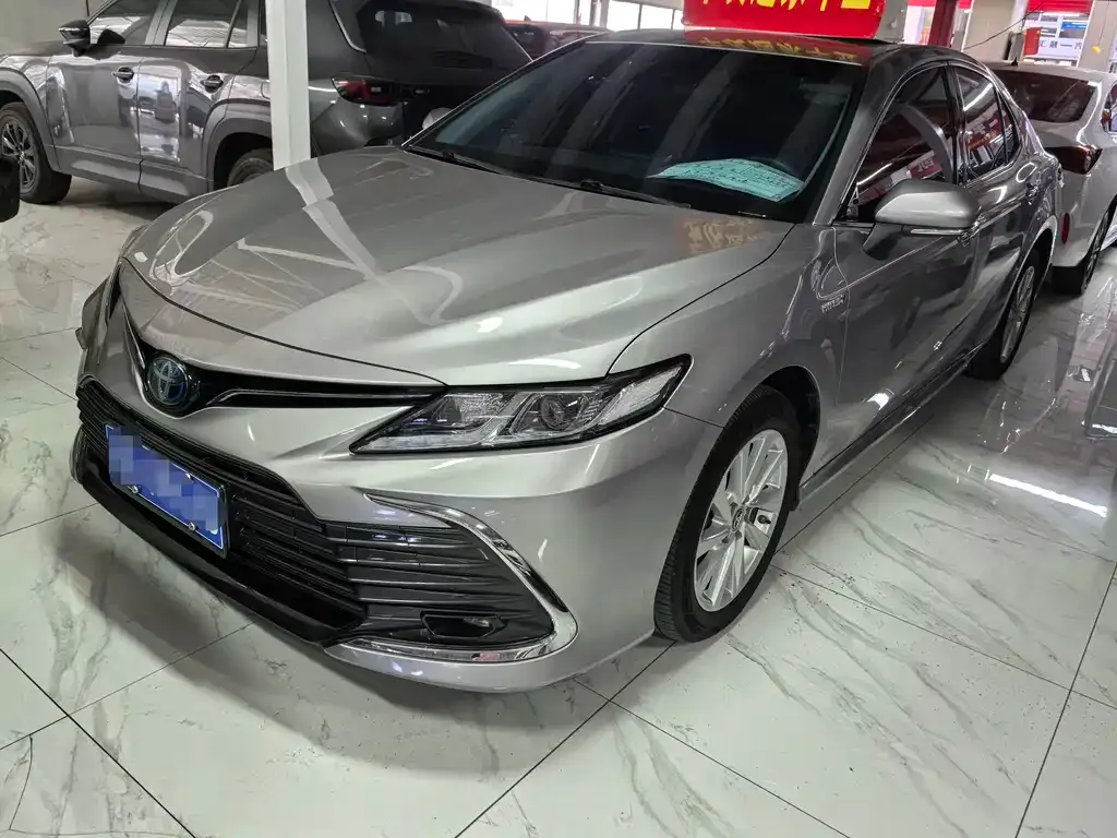 Toyota Camry — фото 1