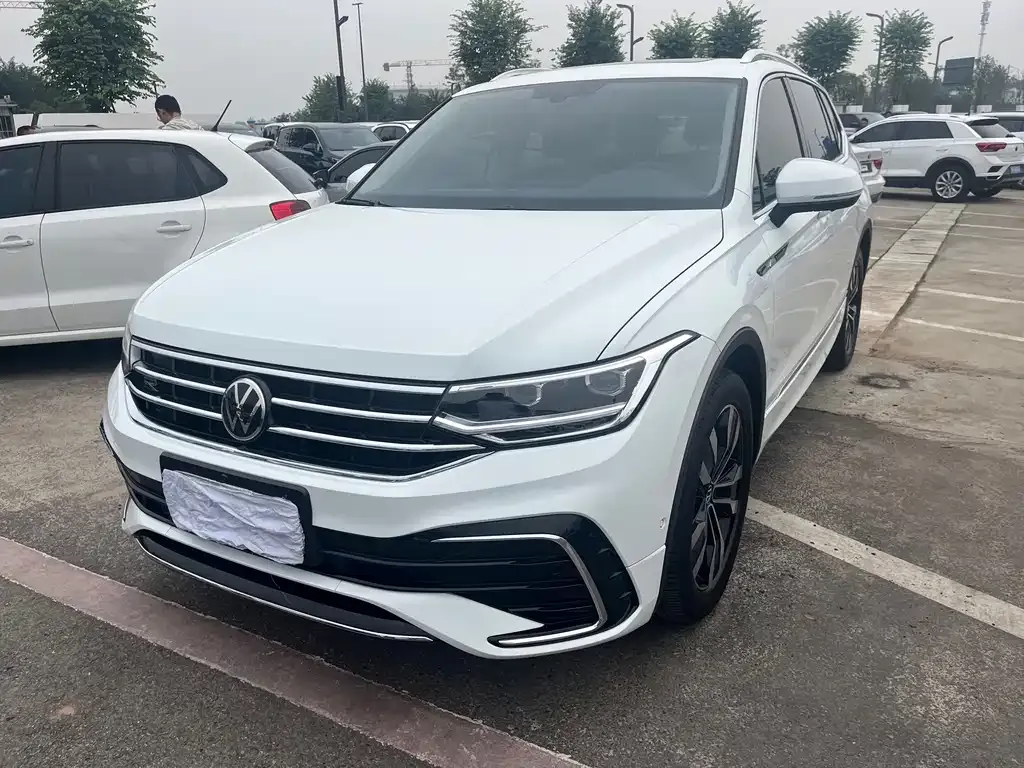 Volkswagen Tiguan L — фото 1