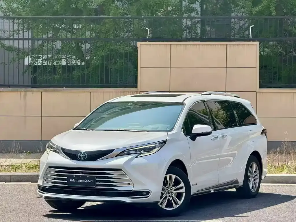 Toyota Sienna — фото 1