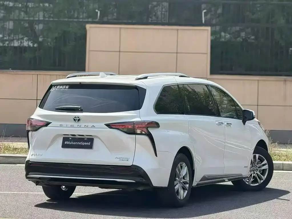 Toyota Sienna — фото 9