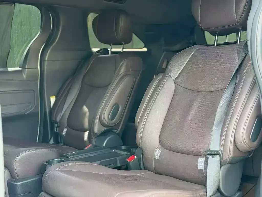 Toyota Sienna — фото 4