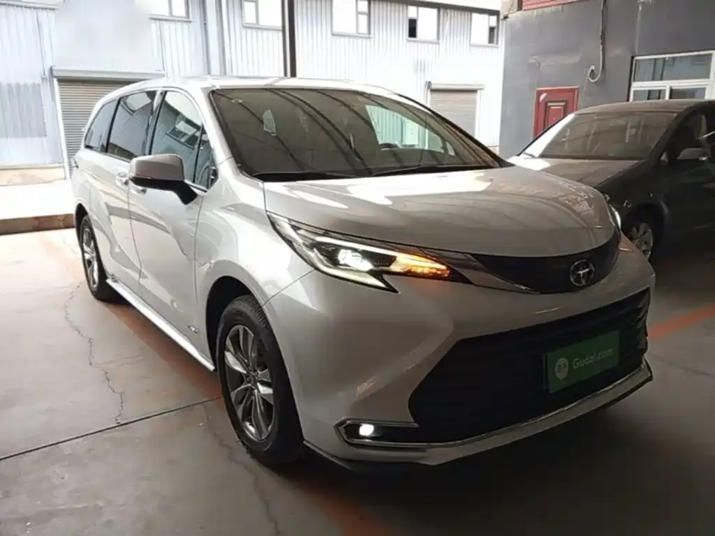 Toyota Sienna — фото 1