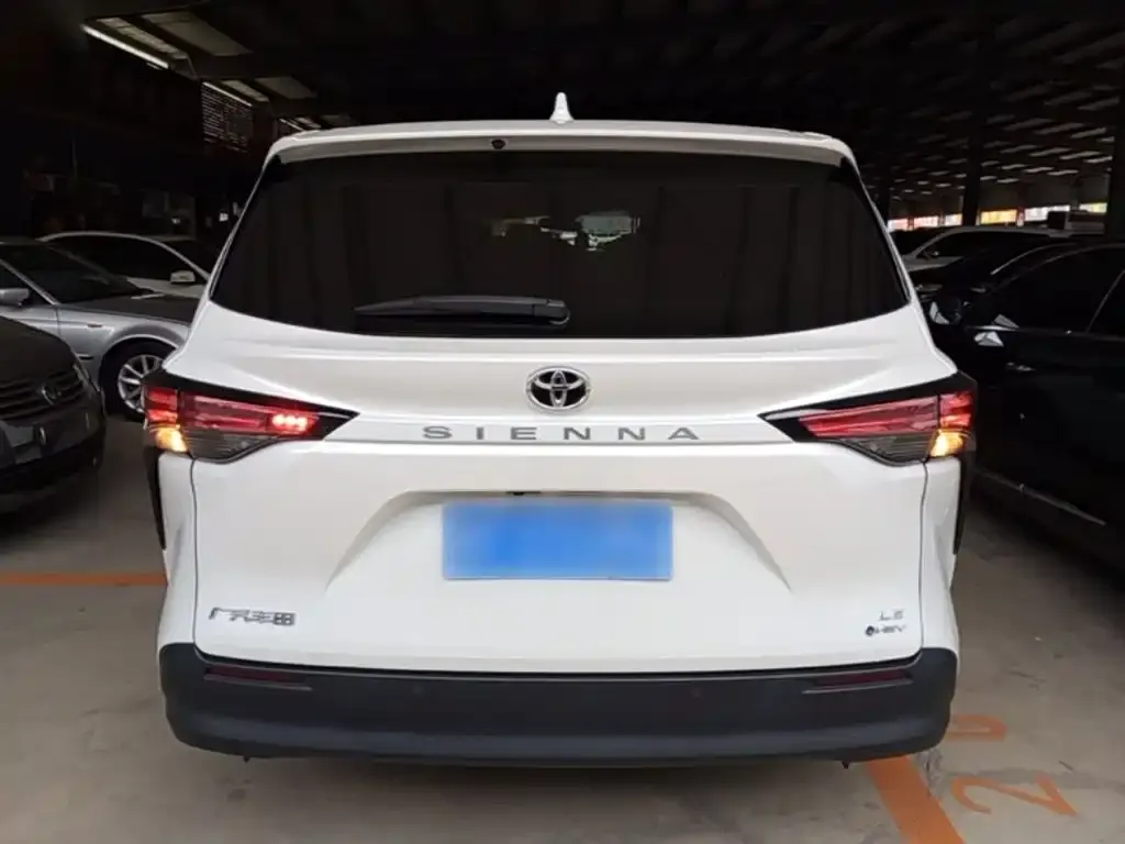 Toyota Sienna — фото 2