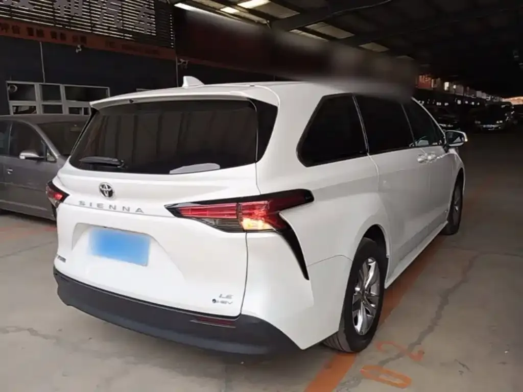 Toyota Sienna — фото 3