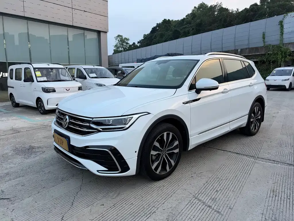 Volkswagen Tiguan L — фото 1