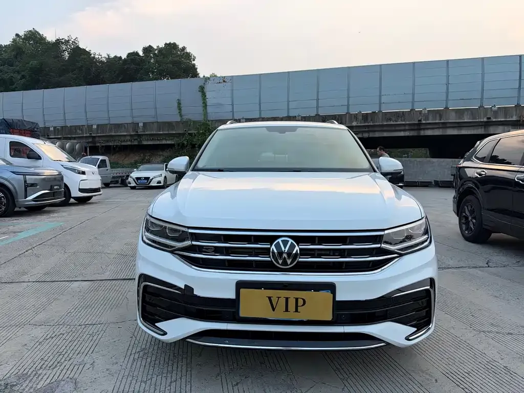 Volkswagen Tiguan L — фото 7