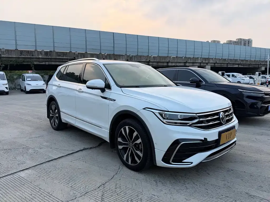 Volkswagen Tiguan L — фото 8