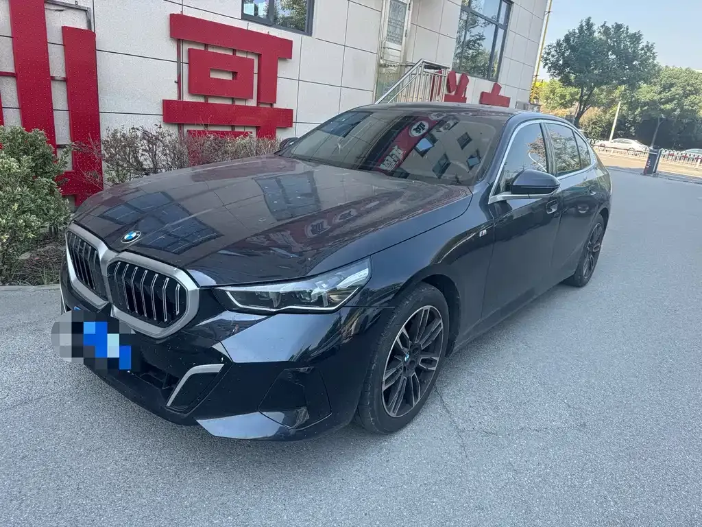 BMW 5 Series — фото 1