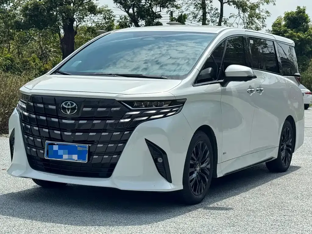 Toyota Alphard — фото 1