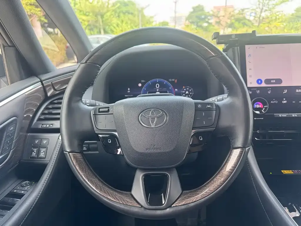 Toyota Alphard — фото 8