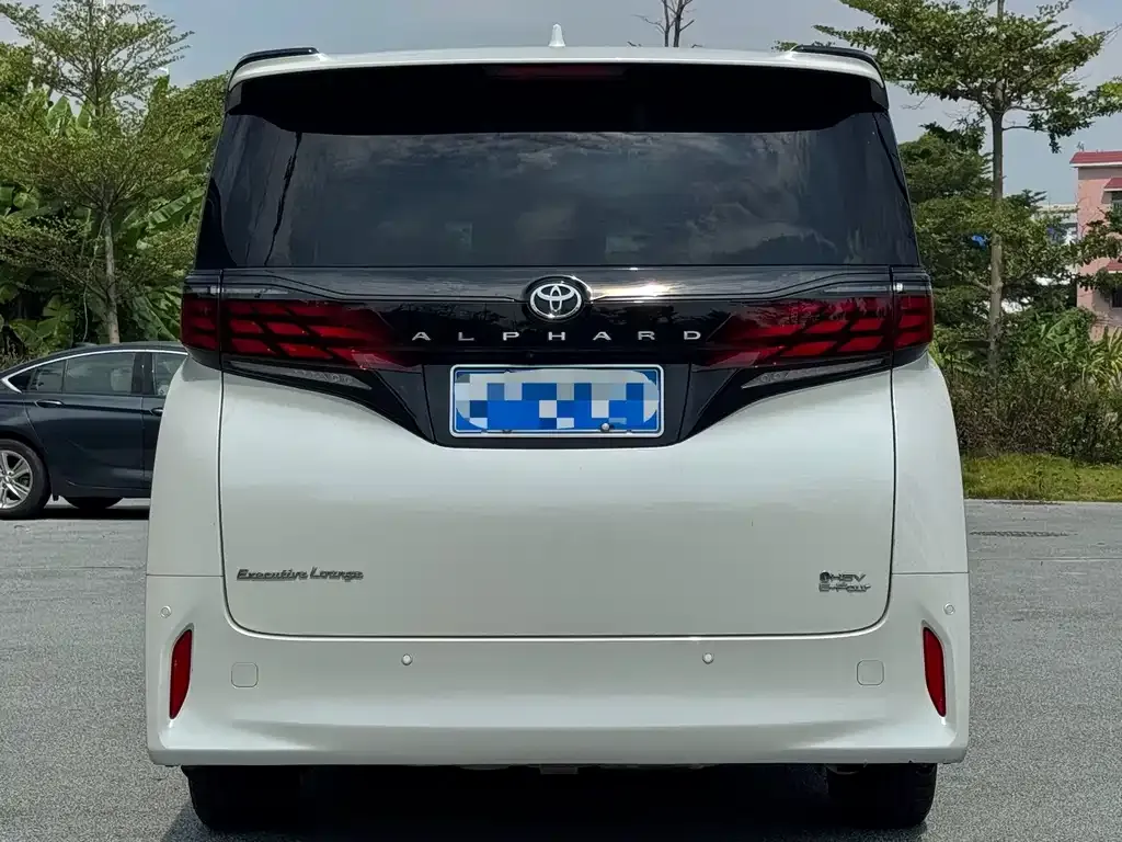 Toyota Alphard — фото 9