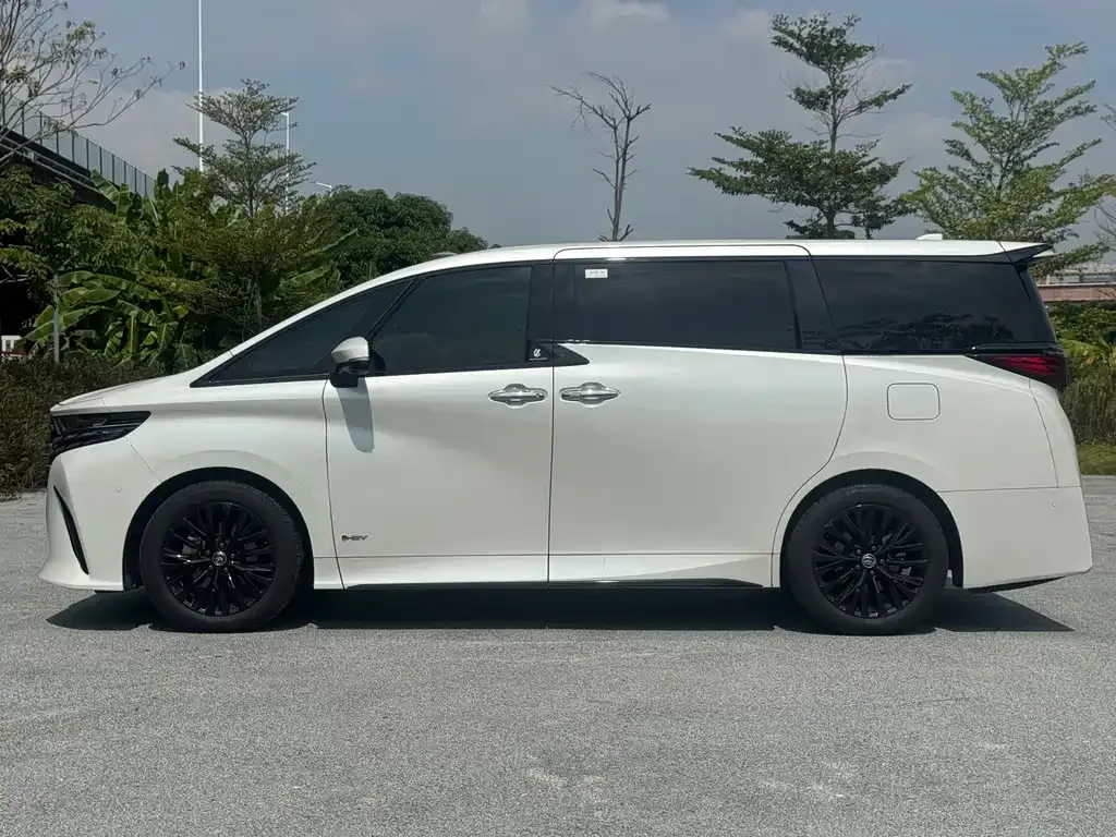Toyota Alphard — фото 4