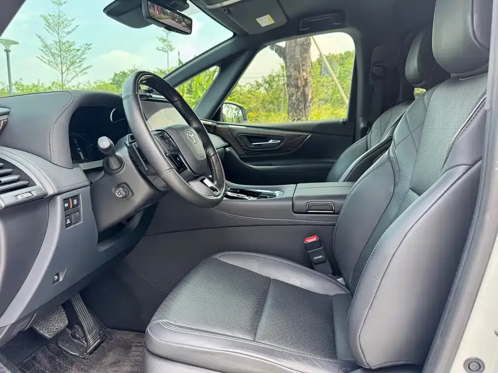 Toyota Alphard — фото 2