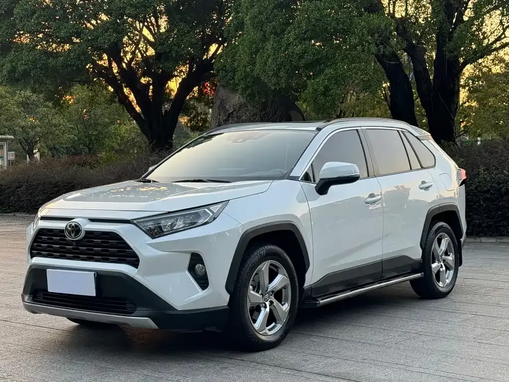 Toyota RAV4 — фото 1
