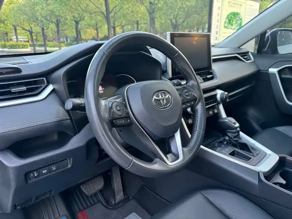 Toyota RAV4 — фото 7