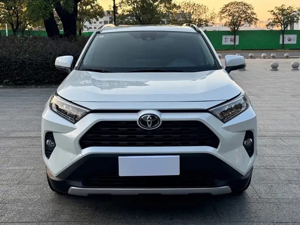 Toyota RAV4 — фото 6