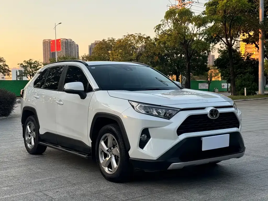 Toyota RAV4 — фото 8