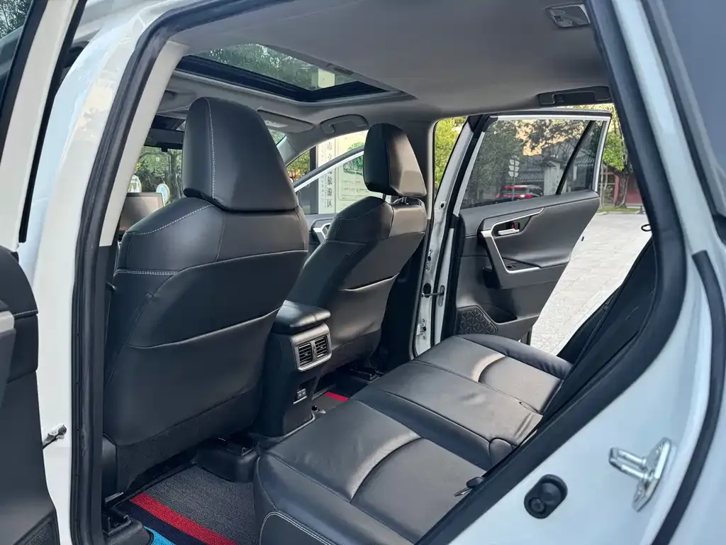Toyota RAV4 — фото 4