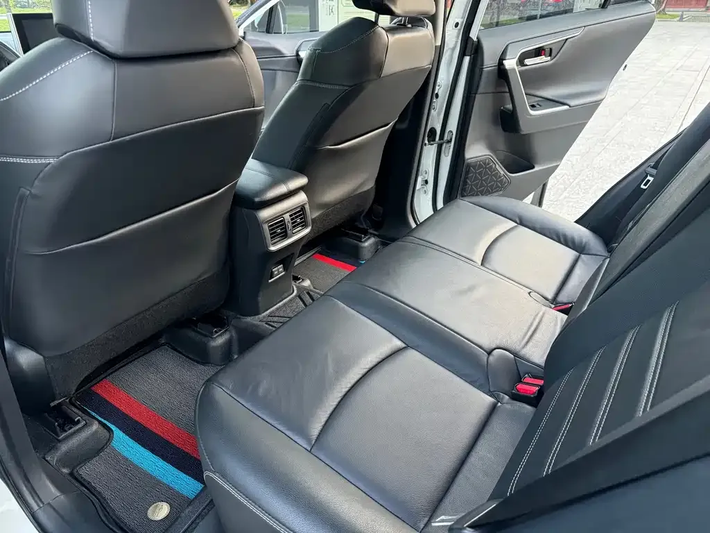 Toyota RAV4 — фото 9