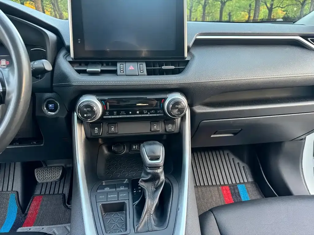 Toyota RAV4 — фото 10