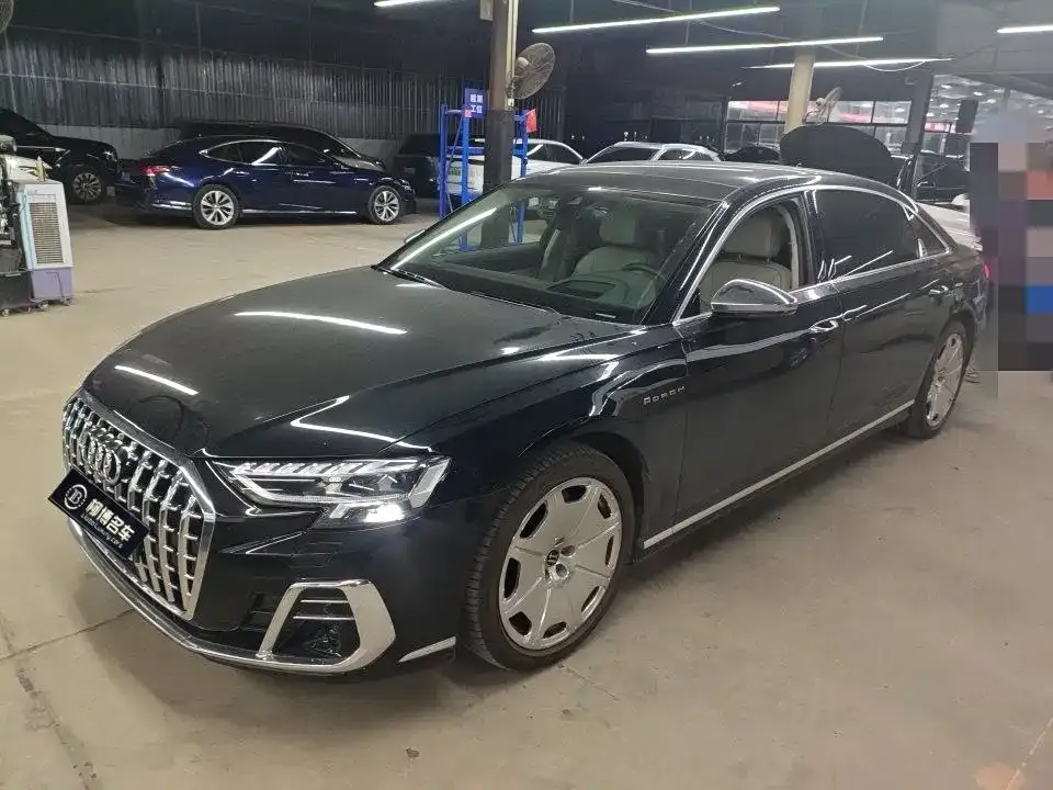 Audi A8 — фото 1