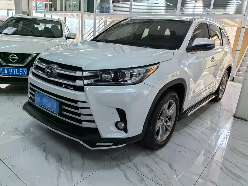Toyota Highlander — фото 1