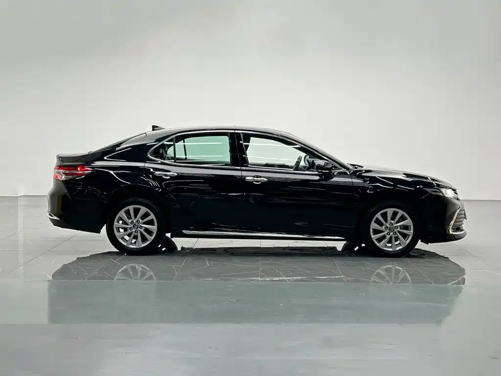 Toyota Camry — фото 2