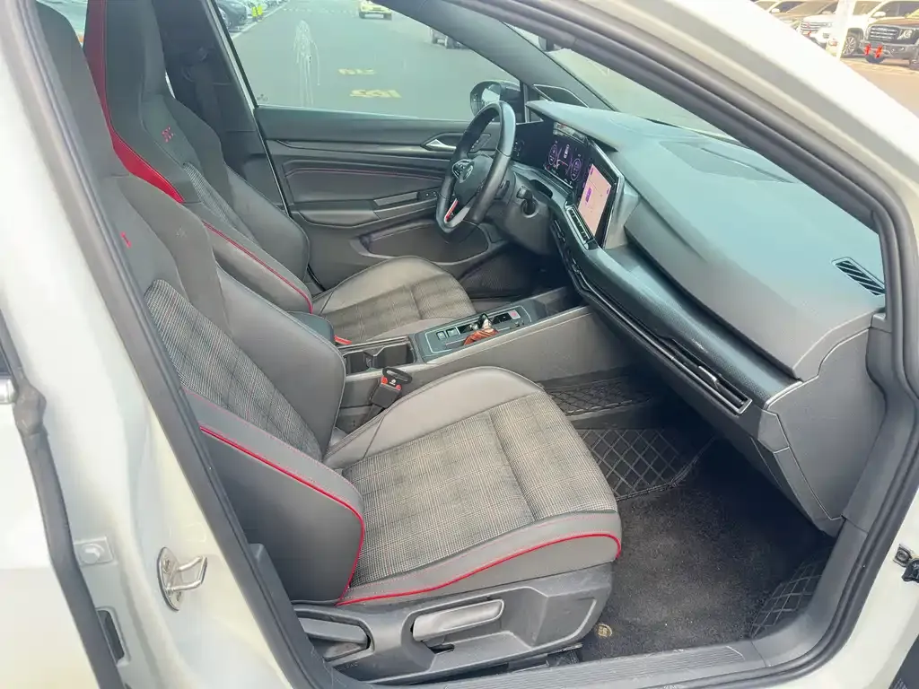 Volkswagen Golf GTI — фото 10
