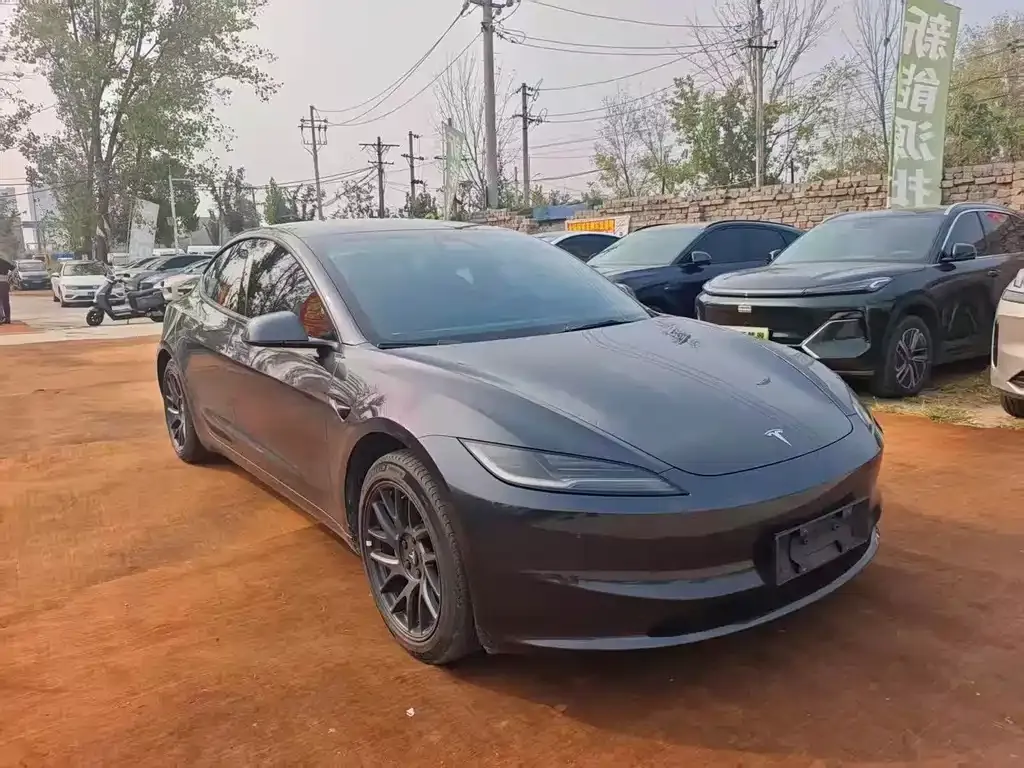 Tesla Model 3 — фото 1