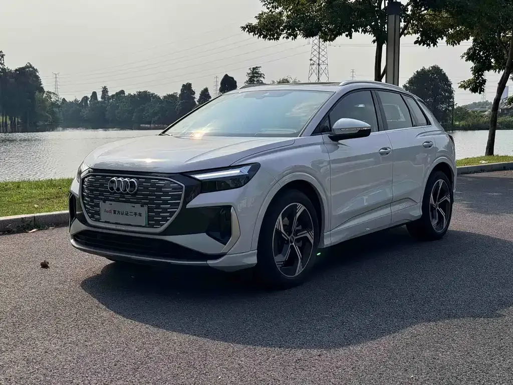 Audi Q4 e-tron — фото 1