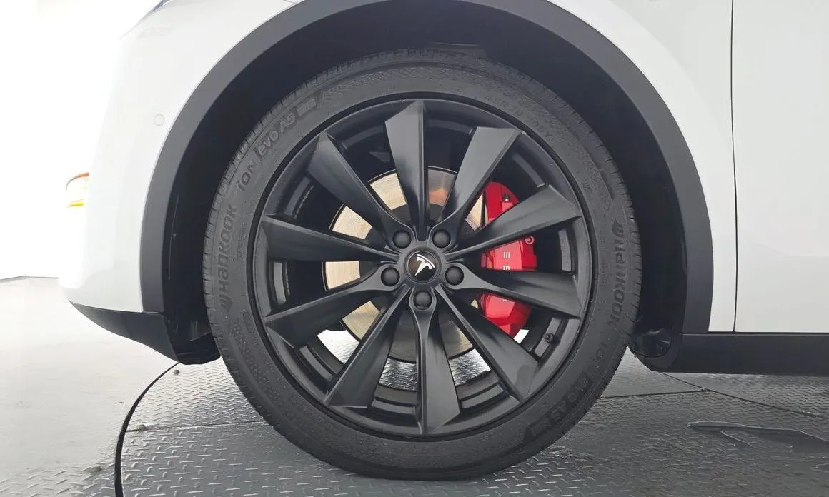 Tesla Model Y — фото 8