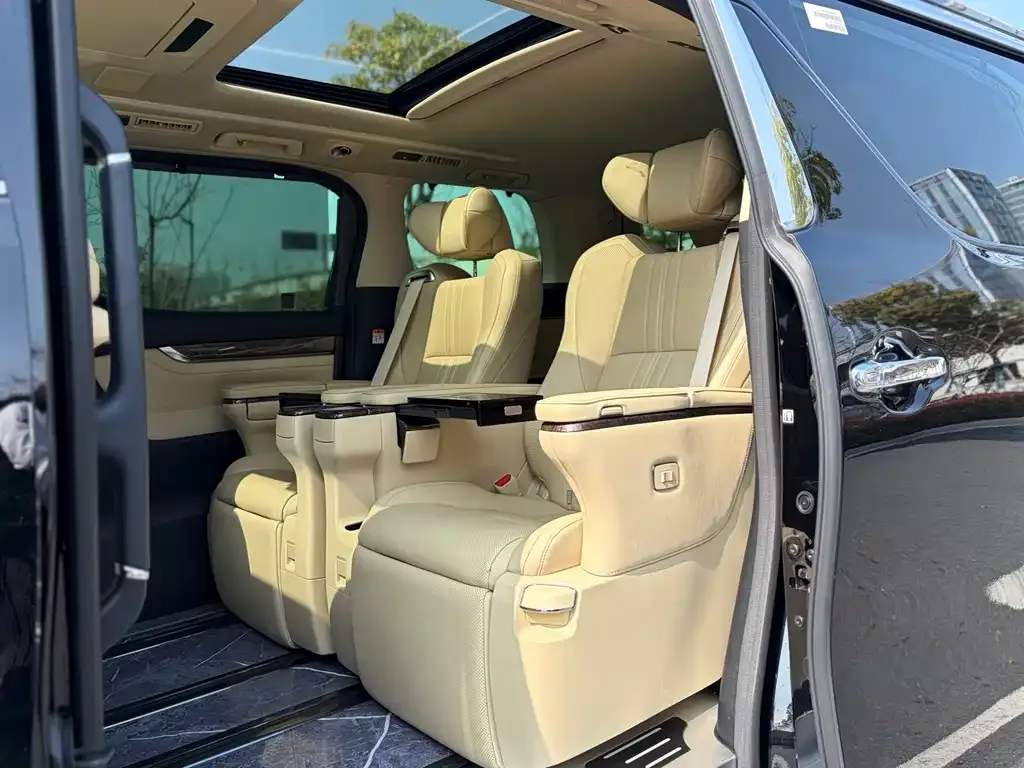 Toyota Alphard — фото 8