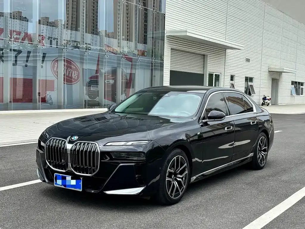 BMW 7 Series — фото 1